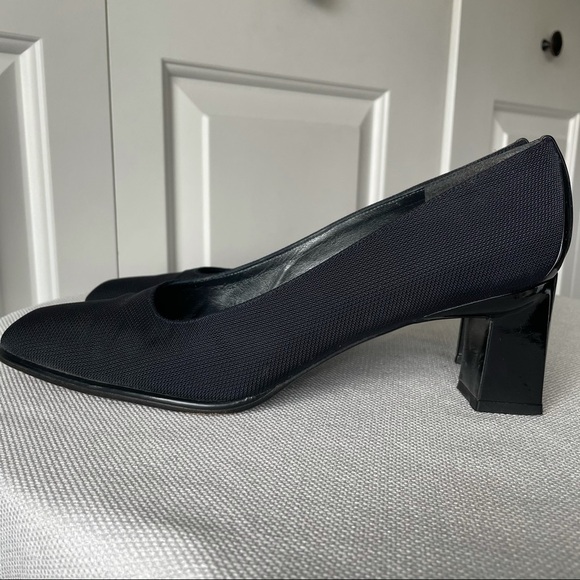 Stuart Weitzman Women's Vintage Style Ribbed Navy Blue Heels Size 9 AA - Picture 4 of 10